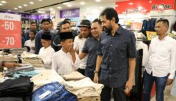 Mualem Ajak 120 Anak Yatim Belanja Pakaian untuk Lebaran Mualem ajak anak yatim