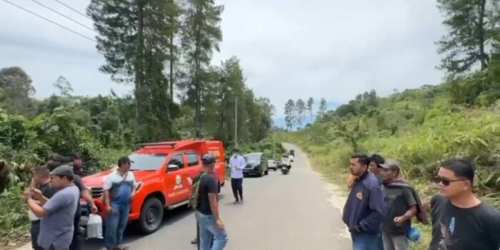 foto evakuasi mayat agen mobil dibunuh di aceh utara