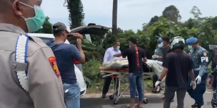 foto evakuasi mayat agen mobil dibunuh di aceh utara