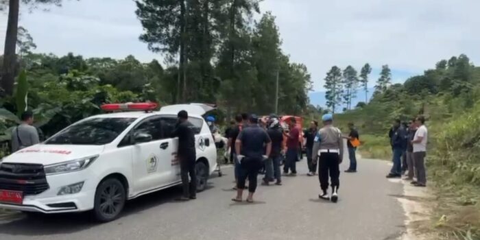 foto evakuasi mayat agen mobil dibunuh di aceh utara