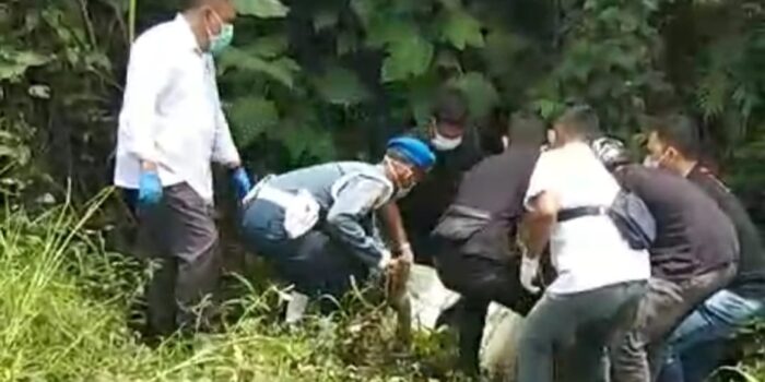 foto evakuasi mayat agen mobil dibunuh di aceh utara