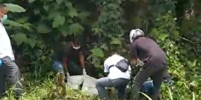foto evakuasi mayat agen mobil dibunuh di aceh utara