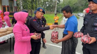 Brimob bagi takjil
