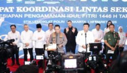 Kapolri Jenderal Listyo Sigit Prabowo usai mengikuti rapat koordinasi lintas sektoral terkait pelaksanaan Operasi Ketupat 2025 yang dipimpin oleh Menko Polkam Budi Gunawan, di Jakarta/ dok. Humas Polri.