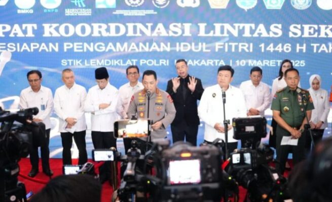 Kapolri Jenderal Listyo Sigit Prabowo usai mengikuti rapat koordinasi lintas sektoral terkait pelaksanaan Operasi Ketupat 2025 yang dipimpin oleh Menko Polkam Budi Gunawan, di Jakarta/ dok. Humas Polri.