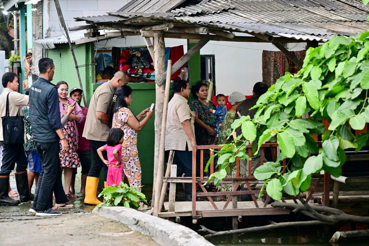 Presiden Prabowo Tinjau Warga Terdampak Banjir di Bekasi
