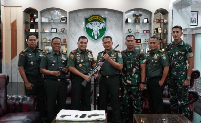 Pangsam im terima senjata Mantan Kombatan di Aceh Selatan Serahkan Senjata Sisa Konflik kepada Pangdam IM