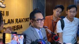 Ketua Komisi II DPR RI Rifqinizamy Karsayuda saat rapat