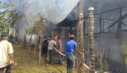 Sebuah rumah warga di Gampong Alue Pade, Kecamatan Kuala Batee, Kabupaten Aceh Barat Daya (Abdya), dilalap api dalam peristiwa kebakaran yang terjadi pada Kamis siang (17/4/2025), sekitar pukul 14.00 WIB.