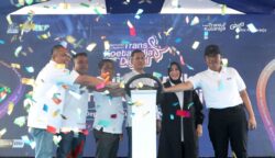 Plt Sekda Aceh M. Nasir bersama Wali Kota Banda Aceh Illiza Sa’aduddin Djamal dan Bupati Aceh Besar Muharram menekan klakson bus.