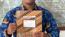 20 Tahun Mengabdi Jadi Tukang Sapu, Radhipaino Kini Jadi Pegawai Tetap UIN Ar-Raniry