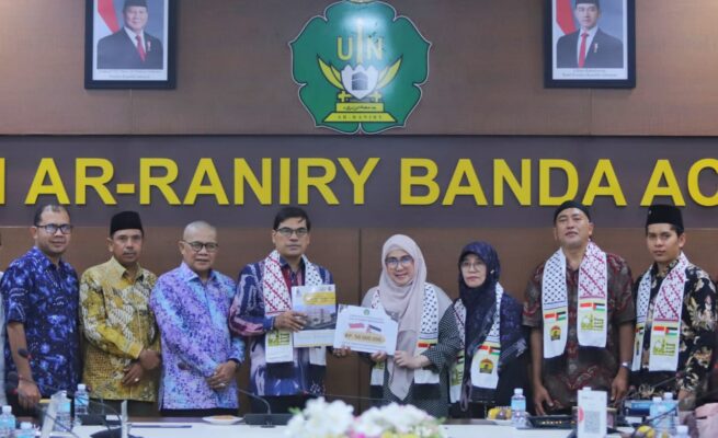UIN Ar-Raniry Serahkan Donasi Rp 50 Juta untuk Pembangunan RSIA Indonesia di Gaza IBISIAFIF.CO, Banda Aceh — Universitas Islam Negeri (UIN) Ar-Raniry kembali menunjukkan komitmennya dalam aksi kemanusiaan internasional. Melalui pertemuan dengan tim dokter Palestina dan Maemuna Center Indonesia, Rabu (28/5/2025), kampus tersebut menyerahkan donasi senilai Rp 50 juta untuk mendukung pembangunan Rumah Sakit Ibu dan Anak (RSIA) Indonesia di Gaza, Palestina. Penyerahan dilakukan di ruang rapat Rektorat UIN Ar-Raniry, disaksikan sejumlah tokoh kemanusiaan dan perwakilan lembaga mitra. Rektor UIN Ar-Raniry, Prof. Dr. Mujiburrahman, menyampaikan bahwa bantuan ini merupakan lanjutan dari solidaritas sivitas akademika terhadap penderitaan rakyat Palestina. > “Hari ini, kita kembali menyerahkan bantuan untuk pembangunan RS Ibu dan Anak di Jalur Gaza, sebagai bentuk solidaritas dan kepedulian kami,” ujar Mujiburrahman. Sebelumnya, UIN Ar-Raniry juga telah menyalurkan bantuan melalui LAZISNU. Komitmen ini, kata Mujiburrahman, adalah bagian dari tanggung jawab moral dunia pendidikan untuk hadir di tengah krisis kemanusiaan global. Ketua Maemuna Center Indonesia, Onny Firyanti Hamidi, memaparkan urgensi pembangunan RSIA di Gaza. Menurutnya, 70 persen korban genosida di Gaza adalah perempuan dan anak-anak, sementara 94 persen rumah sakit di wilayah tersebut telah hancur atau tak lagi berfungsi. > “Di Gaza, tidak ada rumah sakit yang memberikan pelayanan khusus untuk ibu dan anak, hanya rumah sakit umum atau rumah sakit anak. Karena itu, RSIA menjadi kebutuhan jangka panjang. Setelah rekonstruksi, kita harus pikirkan: mau membangun apa?” jelas Onny. RSIA Indonesia direncanakan berdiri di wilayah Gaza Utara, berdekatan dengan Rumah Sakit Noura Al-Kalbi dan tepat di depan Rumah Sakit Indonesia yang telah ada. Proyek ini akan terdiri dari empat lantai, termasuk basement, dan dirancang sebagai pusat layanan kesehatan khusus ibu dan anak yang tangguh dan berkelanjutan. Dalam kesempatan itu, Onny juga menekankan pentingnya dukungan luas dari semua elemen bangsa. > “Dengan dukungan finansial dan moral, kita dapat mewujudkan RSIA Indonesia sebagai simbol harapan dan perawatan bagi ibu dan anak di Gaza,” tegasnya. Acara penyerahan donasi turut dihadiri Edy Wahyudi selaku Site Manager Rumah Sakit Indonesia di Gaza, Yusuf Maulana dari Aqsa Working Group (AWG), serta jajaran pengurus AWG Aceh dan Maemuna Center Indonesia. Donasi dari UIN Ar-Raniry ini menambah daftar kontribusi Indonesia dalam misi kemanusiaan di Palestina dan menjadi pengingat bahwa pendidikan bukan hanya soal intelektualitas, tapi juga kepedulian terhadap sesama.