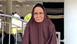 Jualan Kue Khas Aceh Puluhan Tahun, Nek Ti Akhirnya Berangkat Haji di Usia 90 Tahun