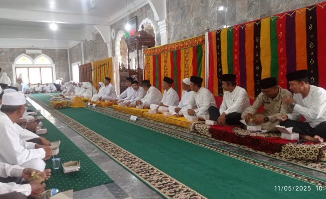 Pelepasan 17Jemaah Haji Susoh Dilepas dengan Adat Peusijuek, 17 Jamaah Haji Susoh Siap Bertolak ke Tanah Suci