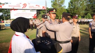 Kapolres Abdya Serahkan Bintang Nararya dan Naikkan Pangkat 24 Personel di Hari Bhayangkara ke-79