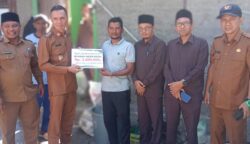 Angin Badai Terjang Abdya, Lima Warga Terima Bantuan Tunai dari Baitul Mal
