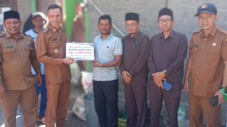 Angin Badai Terjang Abdya, Lima Warga Terima Bantuan Tunai dari Baitul Mal