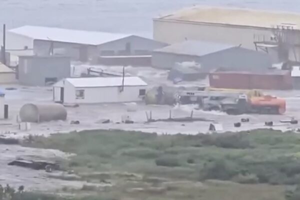 Foto: Detik-Detik Tsunami 4 Meter Menghantam Pesisir Kamchatka, Rusia