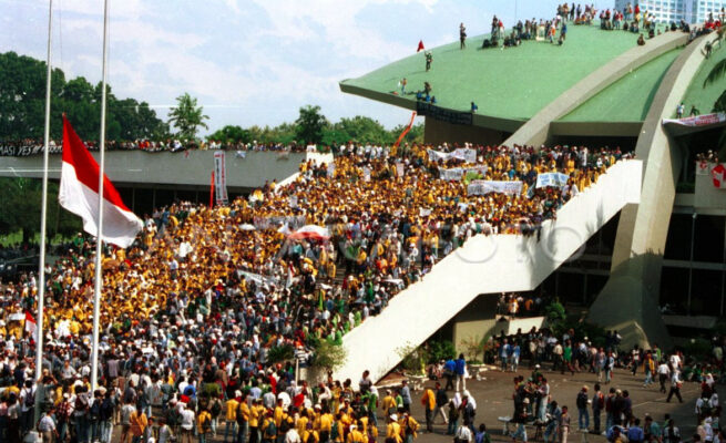 Dari Joget Hingga Julukan “Tolol Sedunia”, Bisakah DPR Benar-Benar Dibubarkan?