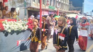 Bupati Abdya Lepas Pawai HUT ke-80 RI, Pakaian Adat dan Seragam TNI/Polri Curi Perhatian
