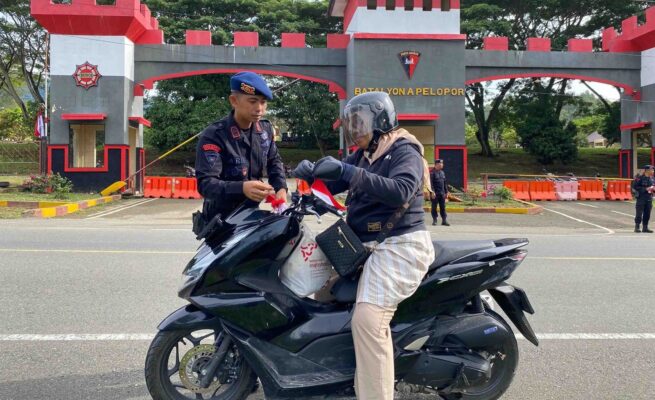 Sambut HUT RI ke-80, Brimob Polda Aceh Bagikan 100 Bendera Merah Putih ke Pengendara