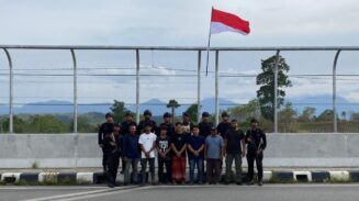 Brimob dan Warga Lon Asan Kibarkan Merah Putih Sepanjang Jalan Banda Aceh–Medan