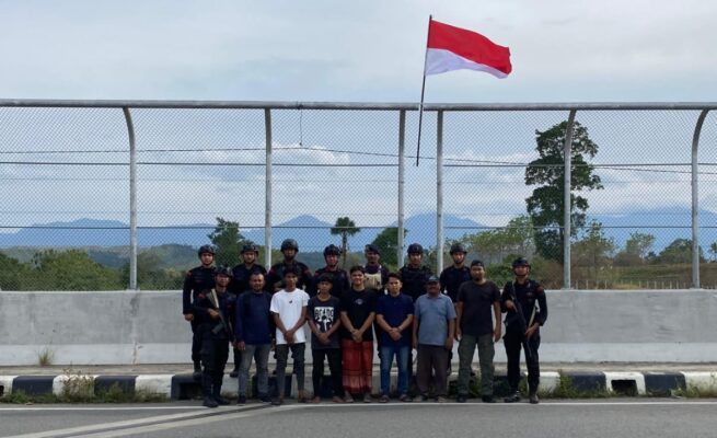 Brimob dan Warga Lon Asan Kibarkan Merah Putih Sepanjang Jalan Banda Aceh–Medan