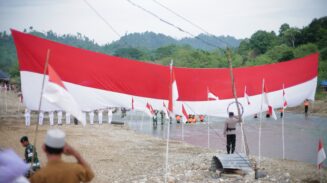 Spektakuler! Warga Paya Bakong Kibarkan Merah Putih Raksasa di Bukit Wisata Pante Bahagia