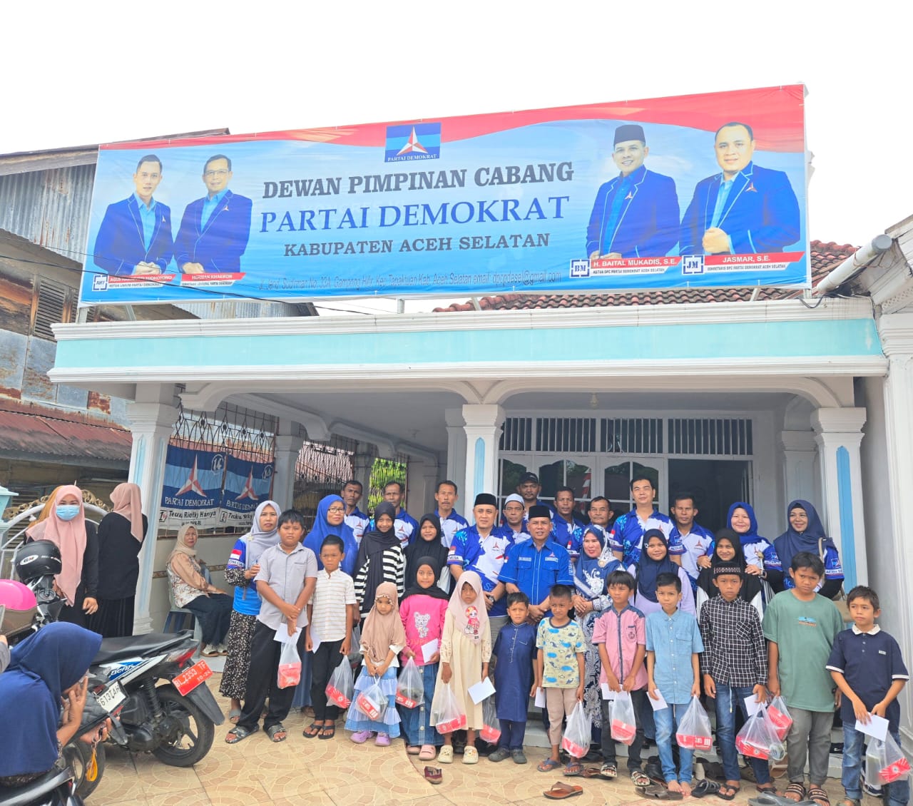 HUT ke-24, Demokrat Aceh Selatan Santuni Anak Yatim dan Bagikan Sembako ke Petugas Kebersihan