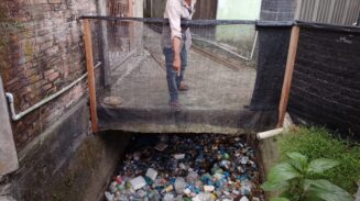 Sampah Menumpuk di Parit Geulumpang Payong, Lingkungan Jadi Tercemar