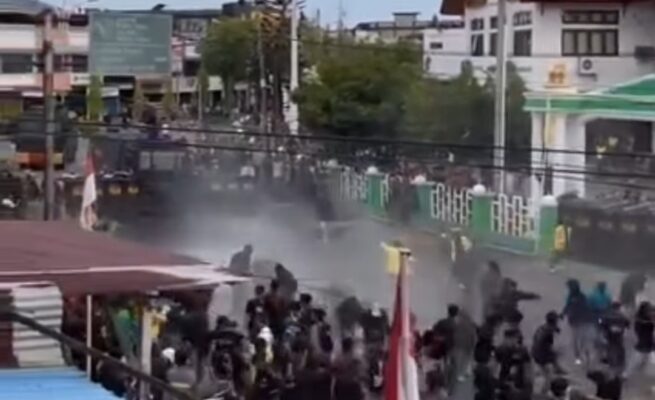 Demo Ribuan Mahasiswa di Aceh Barat Ricuh, Polisi Tembakkan Water Canon