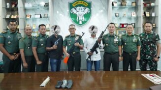 Warga Aceh Serahkan Tiga Senjata Api Sisa Konflik ke Pangdam Iskandar Muda