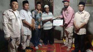 Baitul Mal Serahkan Santunan ke Dua Keluarga Korban Meninggal di Malaysia