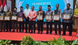 Bupati Abdya Raih Penghargaan Tokoh Peduli Kesehatan Jiwa dari Pemerintah Aceh