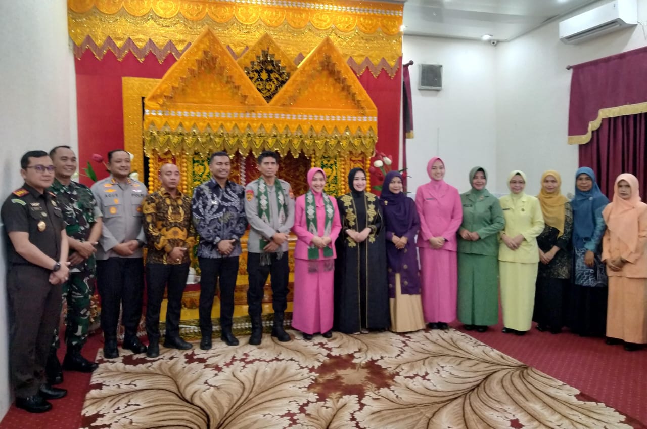 Kapolda Aceh Kunjungi Abdya, Bupati Safaruddin Sambut dengan Adat Peusijuk