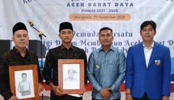 KNPI Abdya Serahkan Sketsa Teuku Ben Mahmud dan Teungku Peukan kepada Ahli Waris