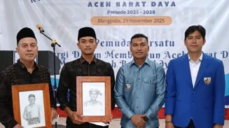 KNPI Abdya Serahkan Sketsa Teuku Ben Mahmud dan Teungku Peukan kepada Ahli Waris