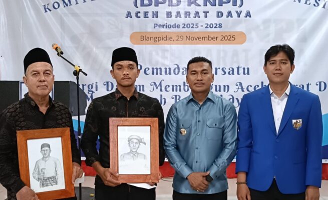 KNPI Abdya Serahkan Sketsa Teuku Ben Mahmud dan Teungku Peukan kepada Ahli Waris