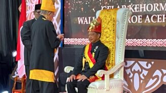 Mendagri Tito Karnavian Terima Gelar Petua Panglima Hukom Nanggroe dari Wali Nanggroe Aceh