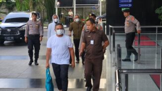 Gubernur Riau Abdul Wahid Tiba di Gedung KPK Usai Terjaring OTT