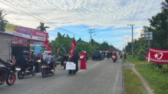 Aksi Emak-emak di Kuala Batee Abdya Galang Dana Banjir dan Longsor, Bendera Bulan Bintang Turut Dikibarkan