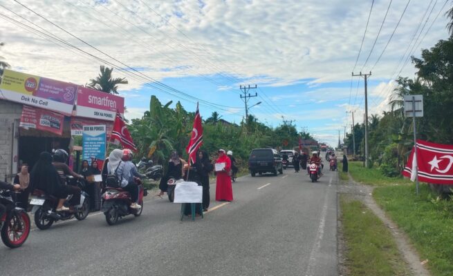 Aksi Emak-emak di Kuala Batee Abdya Galang Dana Banjir dan Longsor, Bendera Bulan Bintang Turut Dikibarkan