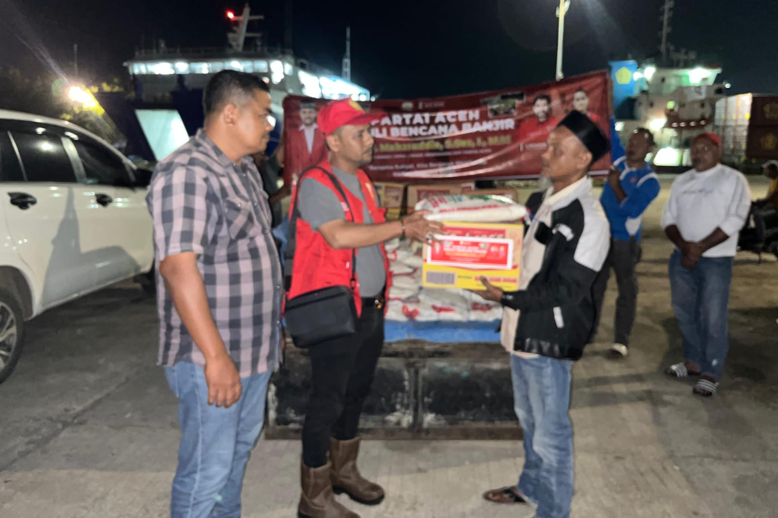 12 Jam Terombang di Laut, Tgk Muharuddin Salurkan Bantuan ke 10 Kecamatan Terdampak Banjir