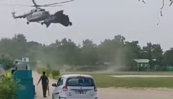 Nyaris Celaka! Helikopter Mi-17V5 Hampir Hilang Kendali Akibat Terpal yang Tersedot Downwash