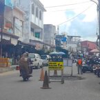Ruas Jalan Utama Kota Blangpidie Diperbaiki, Arus Lalu Lintas Tetap Berjalan