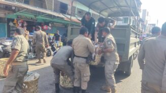 Sudah Diperingatkan Berkali-kali, PKL Pasar Blangpidie Ditertibkan Satpol PP