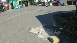 Lubang di Persimpangan Jalan Irian Ancam Keselamatan Pengendara