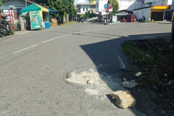 Lubang di Persimpangan Jalan Irian Blangpidie Ancam Keselamatan Pengendara